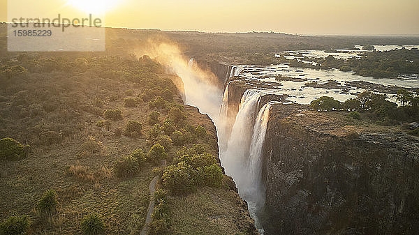 Blick auf die Victoriafälle bei Sonnenuntergang  Simbabwe