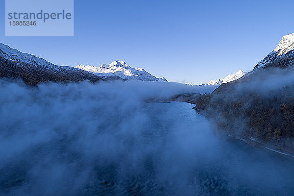 Schweiz  Kanton Graubünden  St. Moritz  Drohnenansicht des Silvaplanasees und des in dichten Morgennebel gehüllten Silsersees