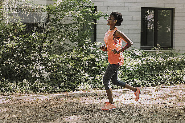 Sportliche junge Frau beim Laufen