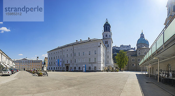 Österreich  Salzburg  Leerer Mozartplatz mit Salzburg Museum inmitten der Coronavirus-Pandemie