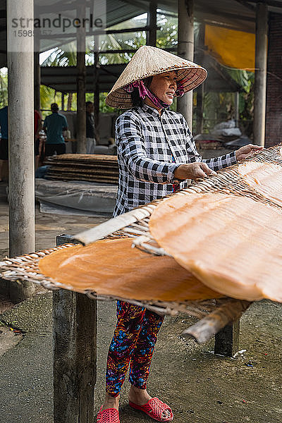 Frau bei der Herstellung von Nudeln zu Hause  Ho Chi Minh  Vietnam
