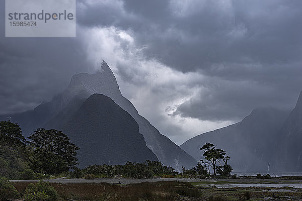 Neuseeland  Southland  Graue Gewitterwolken über dem Milford Sound