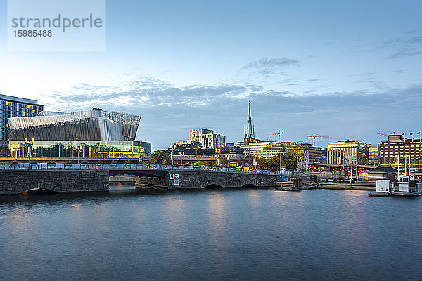 Schweden  Sodermanland  Stockholm  Brücke vor dem Stockholmer Hauptbahnhof in der Abenddämmerung