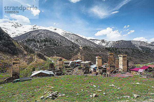 Georgien  Swanetien  Ushguli  Türme eines mittelalterlichen Bergdorfes