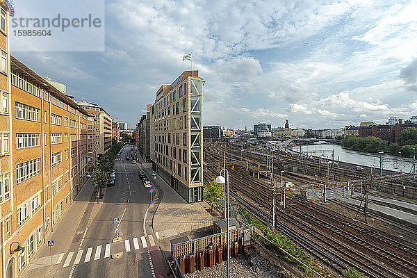 Schweden  Sodermanland  Stockholm  Schmales Gebäude vor den Gleisen des Stockholmer Hauptbahnhofs