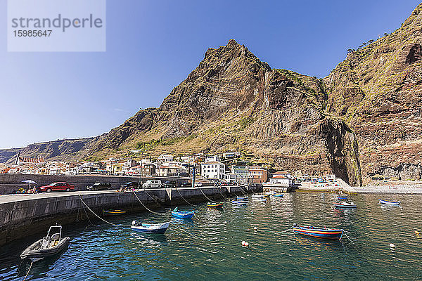 Portugal  Insel Madeira  Paul do Mar  Fischerboote im Hafen  Berge und Stadt im Hintergrund