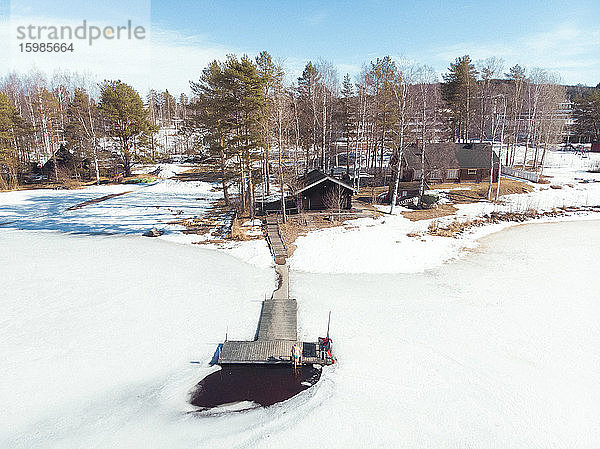 Finnland  Kuopio  hohe Winkel Ansicht der Frau Schwimmen in gefrorenen See im Winter