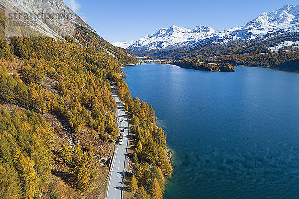 Schweiz  Kanton Graubünden  St. Moritz  Drohnenansicht der Autobahn entlang des Ufers des Silsersees im Herbst