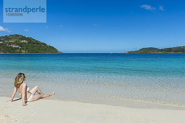 Frau im Bikini beim Entspannen am Long Bay Beach  Beef Island  Britische Jungferninseln