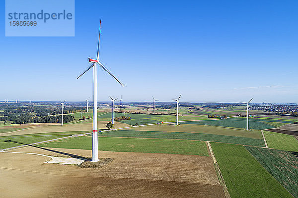 Deutschland  Baden-Württemberg  Drohnenansicht eines klaren Himmels über einem Windpark auf dem Lande