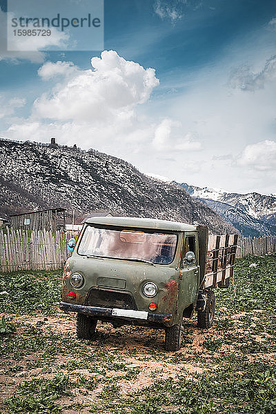 Georgien  Swanetien  Ushguli  Alter Lastwagen vor einem Bergdorf geparkt