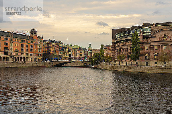 Schweden  Sodermanland  Stockholm  Bogenbrücke vor dem Riksdag