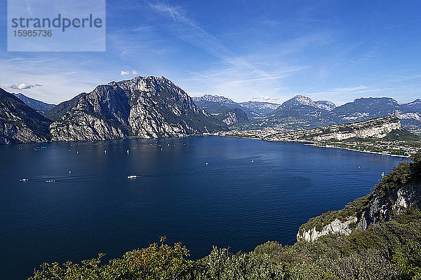 Italien  Trentino  Torbole  Gardasee umgeben von Bergen
