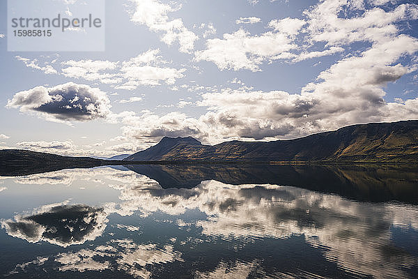 Chile  Wolken spiegeln sich auf der Oberfläche eines glänzenden Sees im Torres Del Paine National Park