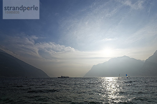 Italien  Trentino  Torbole  Gardasee umgeben von Bergen an einem sonnigen Tag