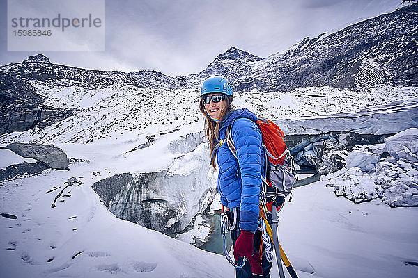 Lächelnde Bergsteigerin  Gletscher Großvendediger  Tirol  Österreich