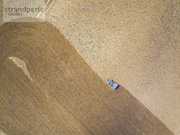 Luftaufnahme eines Traktors auf einem Bauernhof  Italien