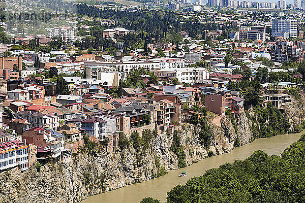 Stadtbild am Fluss Mtkavari an einem sonnigen Tag  Tiflis  Georgien
