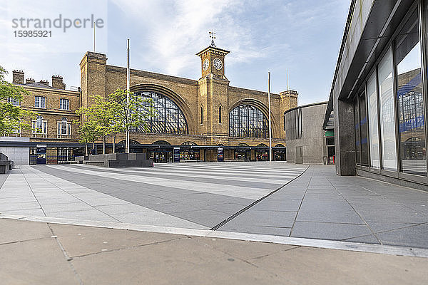 UK  England  London  Leerer Platz vor dem Londoner Bahnhof Kings Cross während der Pandemie COVID-19
