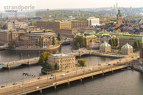 Schweden  Sodermanland  Stockholm  Luftaufnahme des Verkehrs auf der Stromsborgsbron-Brücke