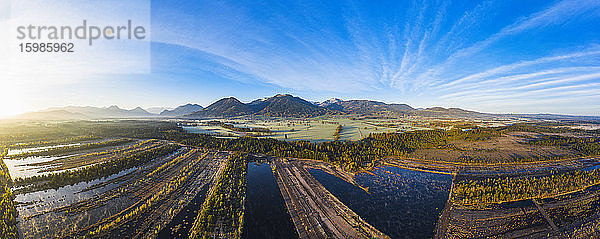 Deutschland  Bayern  Luftbild des restaurierten Moors zwischen Raubling und Bad Feilnbach bei Sonnenaufgang