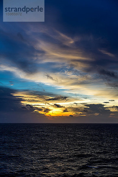 Madagaskar  Indischer Ozean bei bewölktem Sonnenuntergang