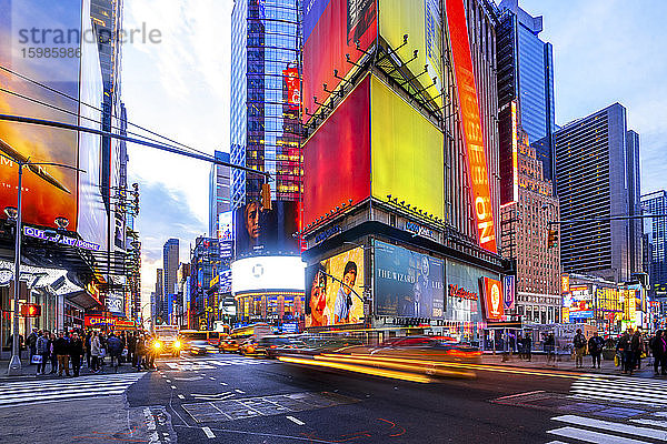 USA  New York  New York City  Verkehr auf dem Times Square