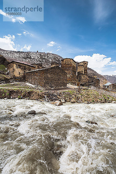 Georgien  Swanetien  Ushguli  Mittelalterliches Dorf am Ufer des Flusses Enguri