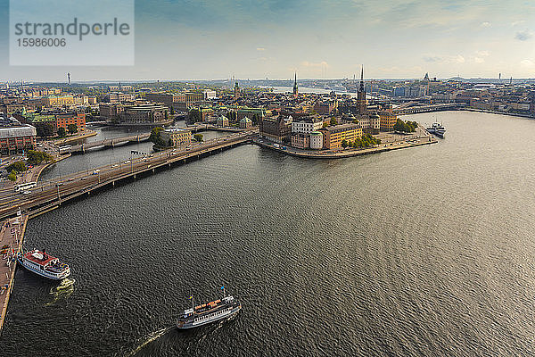 Schweden  Sodermanland  Stockholm  Luftaufnahme von Ausflugsbooten vor der Insel Riddarholmen