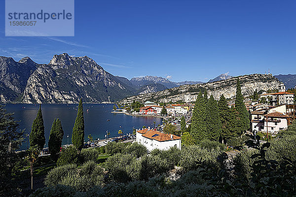 Italien  Trentino  Torbole  Gardasee  Berge und Stadt