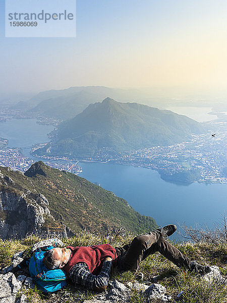 Wanderer auf Berggipfel liegend  Orobie Alpen  Lecco  Italien