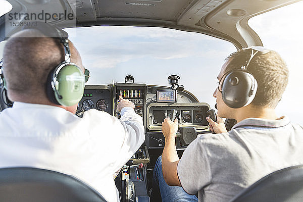 Pilot und Kopilot navigieren ein Sportflugzeug  Rückansicht