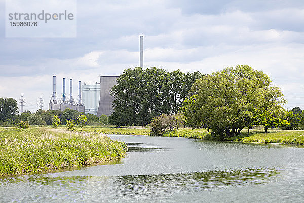 Deutschland  Nordrhein-Westfalen  Werne  Ufer der Lippe mit Kraftwerk Gersteinwerk im Hintergrund