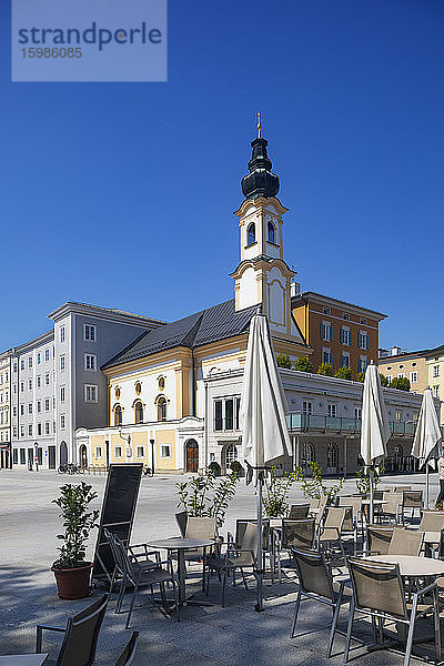 Österreich  Salzburg  Leerer Residenzplatz mit St. Michaels-Kirche inmitten der Coronavirus-Pandemie