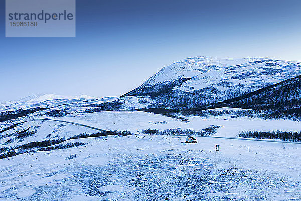 Winterlandschaft mit Wohnmobil in der Morgendämmerung  Lebesby  Norwegen