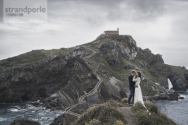 Brautpaar auf Brücke  Gaztelugatxe  Spanien