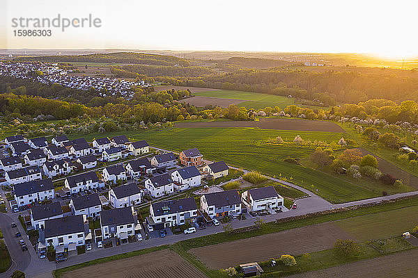 Deutschland  Baden-Württemberg  Waiblingen  Luftaufnahme eines modernen Vorortes bei Sonnenuntergang