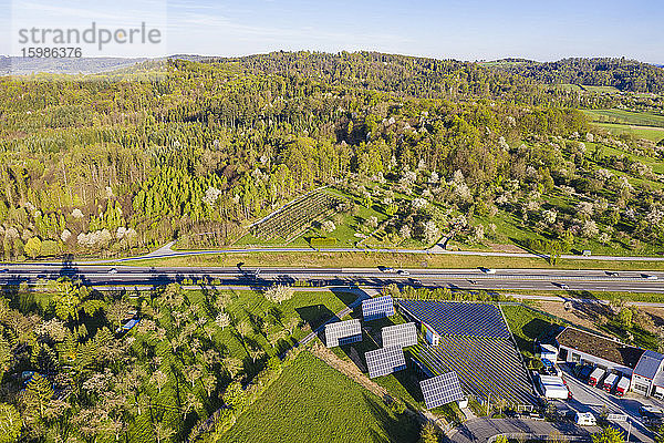 Deutschland  Baden-Württemberg  Leutenbach  Luftaufnahme des Solarparks an der Bundesstraße B14 mit grünem Wald im Hintergrund