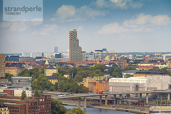 Schweden  Sodermanland  Stockholm  Luftaufnahme der Stadtteile Norrmalm und Vasastan mit dem Wolkenkratzer Norra Tornen im Hintergrund