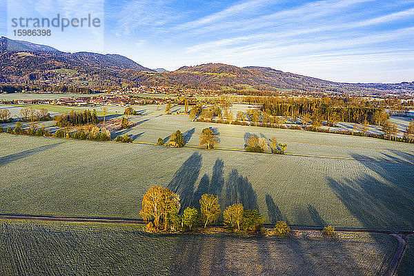 Deutschland  Bayern  Bad Feilnbach  Luftaufnahme von ländlichen Feldern und Wiesen im Frühling