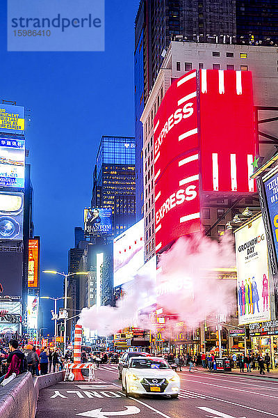 USA  New York  New York City  Rauchschwaden über Autos  die in der Abenddämmerung den Times Square passieren