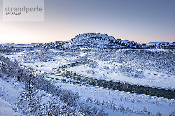 Landschaft mit dem Fluss Storelvvassdraget im Winter  Lebesby  Norwegen