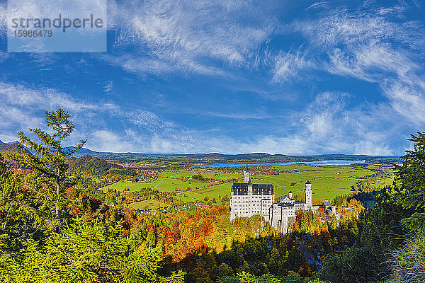 Deutschland  Bayern  Hohenschwangau  Himmel über Schloss Neuschwanstein im Herbst