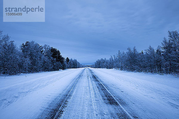 Landstraße im Winter  Sotkajarvi  Enontekioe  Finnland