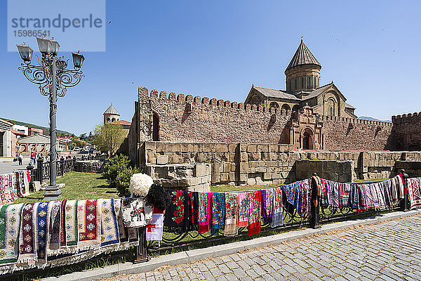 Georgien  Mtskheta-Mtianeti  Mtskheta  Bunte Teppiche werden vor dem Samtavro-Kloster verkauft