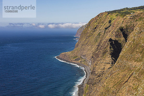 Portugal  Insel Madeira  Ponta do Pargo  Klippe und Meer