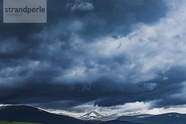 Georgien  Samtskhe-Javakheti  Poka  Dunkle Gewitterwolken über schneebedeckten Bergen