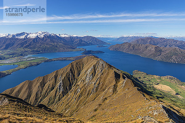 Neuseeland  Otago  Blick auf den Lake Wanaka und die umliegenden Berge