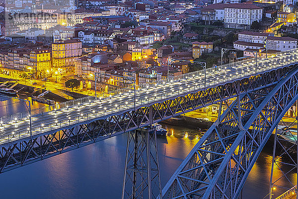 Portugal  Bezirk Porto  Porto  Luftaufnahme der Dom Luis I Brücke bei Nacht