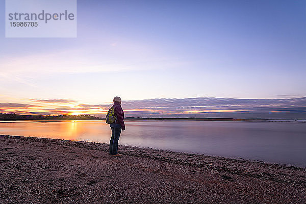 Vereinigtes Königreich  Schottland  Belhaven  Einsame Frau  die am Meer nachdenkt
